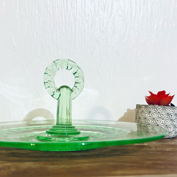 Vintage Uranium / Depression Glass Handled Server Plate Sandwich Platter Tray - Picture 6 of 10